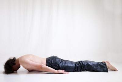Lumbar disc hernition prone pose for upto 10 minutes can help with pain. Dr Ken Nakamura Disc Herniation Chiropractor
