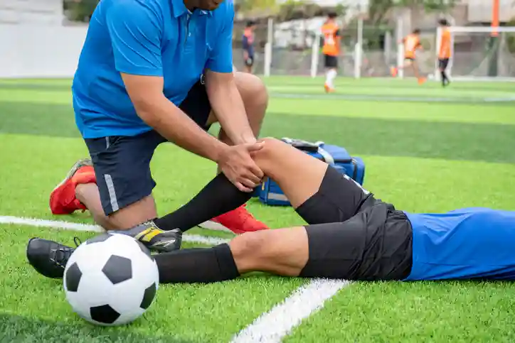 Sports Chiropractor Looking at ACL knee injury, looking for stability of the knee joint: Dr Ken Nakamura
